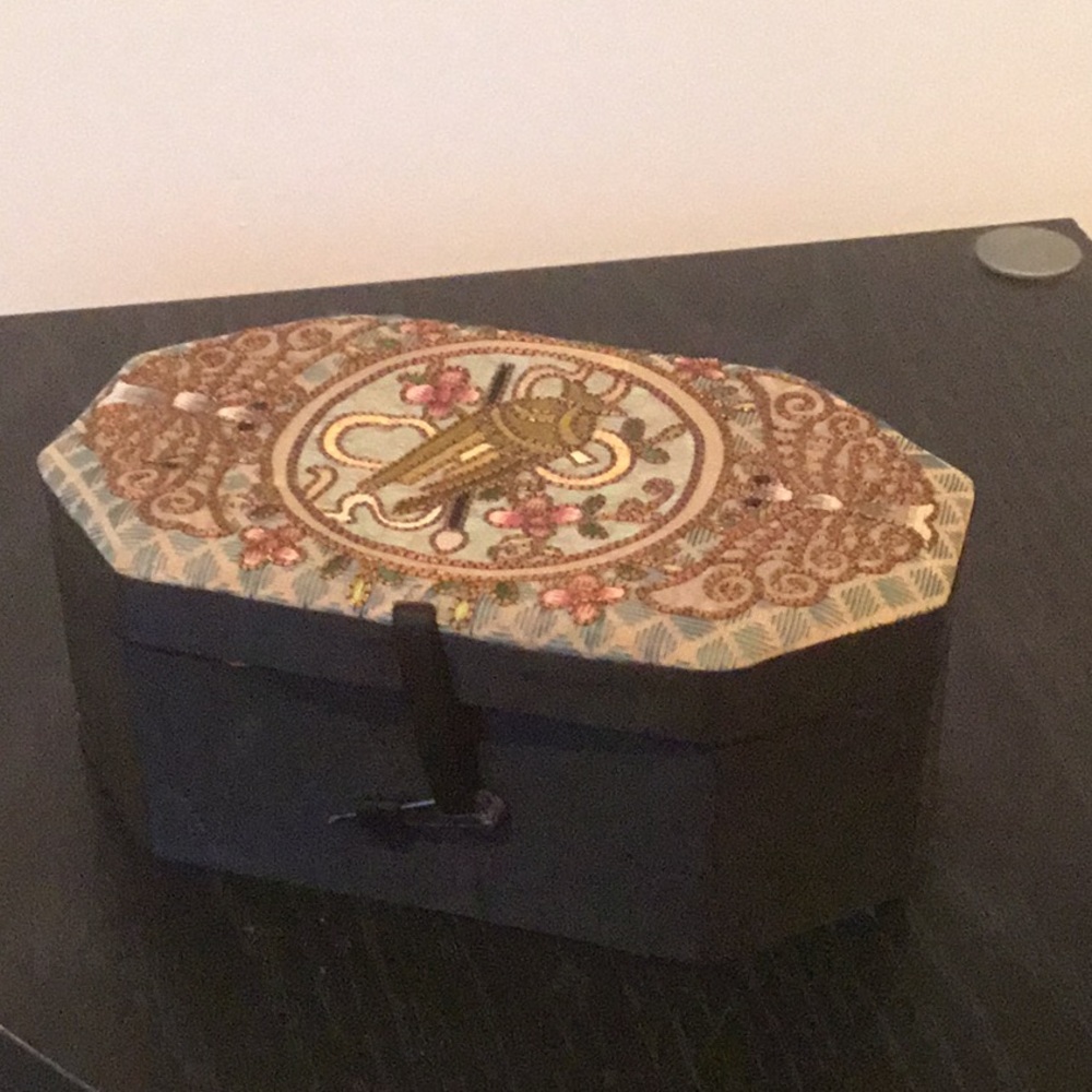 Jewelry box - Picture 1 of 1